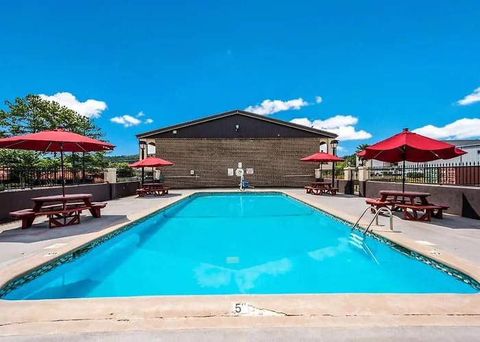 Econo Lodge Inn & Suites University